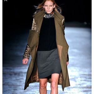 Gorgeous women’s long coat. Forest green. Size M